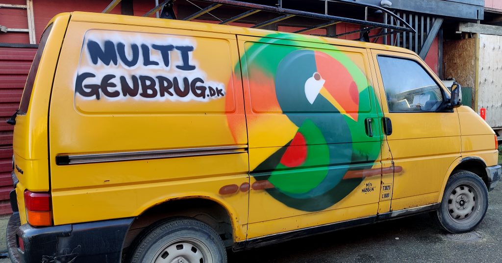 Logo på siden af bilen